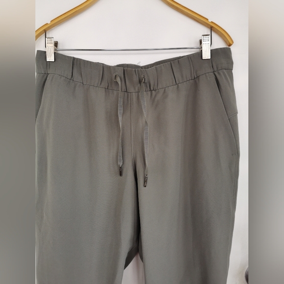 Lululemon On the Fly 7/8 Pant *WovenGrey Sage size 10 - Picture 7 of 12